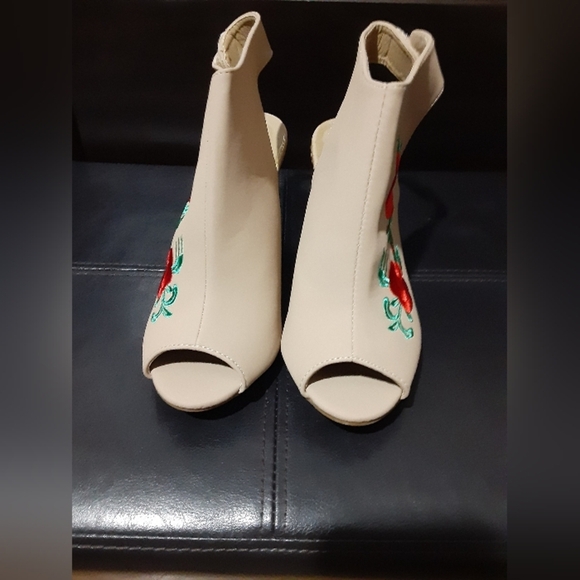 Forever Women's Tan Floral Embroidered Peep Toe Platform Highheel Slingback 7 - Picture 3 of 9